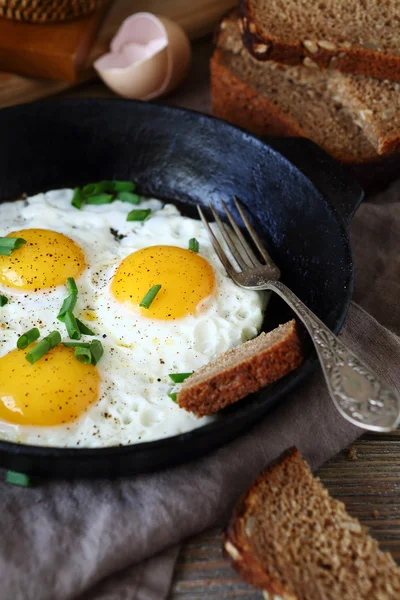 Délicieux œufs frits dans une casserole — Photo