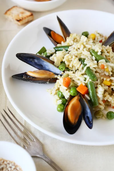 Rice with vegetables and mussels — Stock Photo, Image