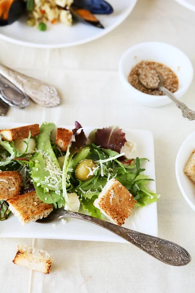 Ensalada de verduras con croutons —  Fotos de Stock