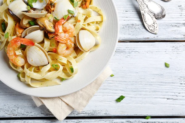 Pasta with delicious shrimp — Stock Photo, Image