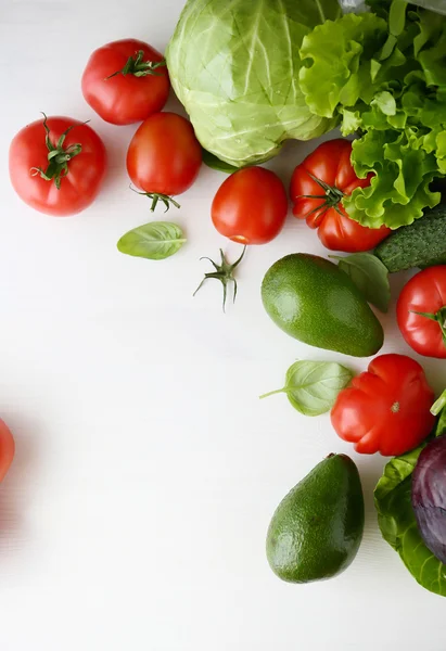 Verduras frescas sobre un fondo blanco — Foto de Stock