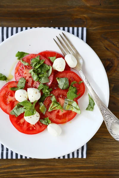 Салат с помидорами и сыром — стоковое фото