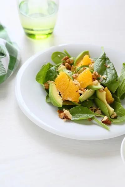 Salat mit Avocado und Spinat — Stockfoto