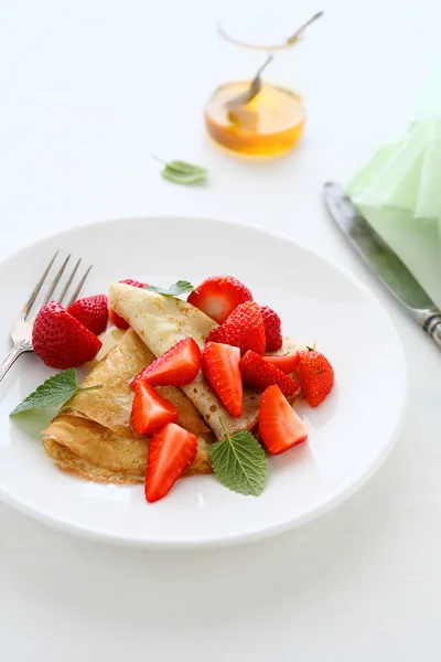 Pannenkoeken met verse aardbeien — Stockfoto