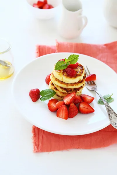 Apilar panqueques de queso con fresa — Foto de Stock