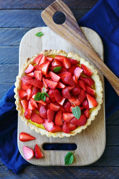 Summer cake with strawberries — Stockfoto