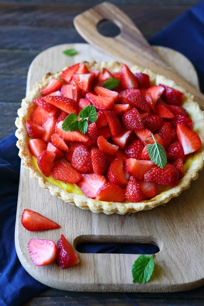 Torte mit frischen Erdbeeren — Stockfoto