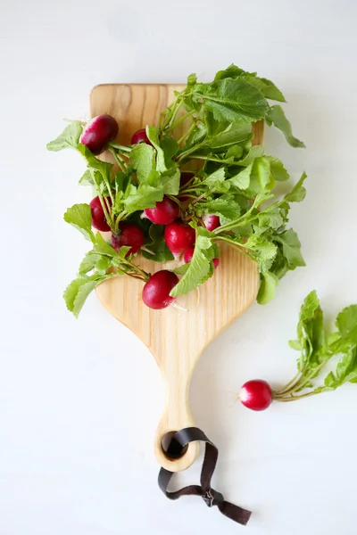 Fresh smal radish on cutting board — Stock Photo, Image