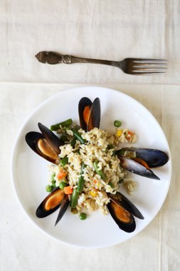 pirinç beyaz tabağında, üstten görünüm