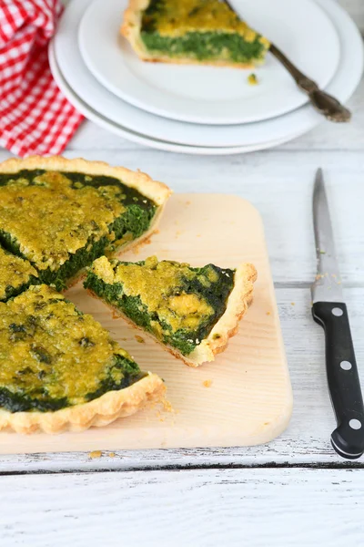 Round pie with spinach — Stock Photo, Image