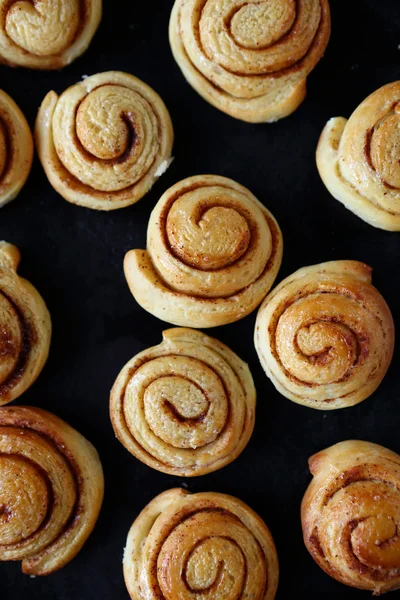 Rollos de canela sabrosos y calientes — Foto de Stock