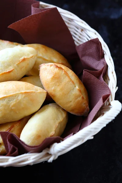 Pâtisseries chaudes et croustillantes dans le panier — Photo