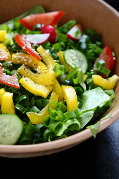 Ensalada de verduras frescas en tazón — Foto de Stock