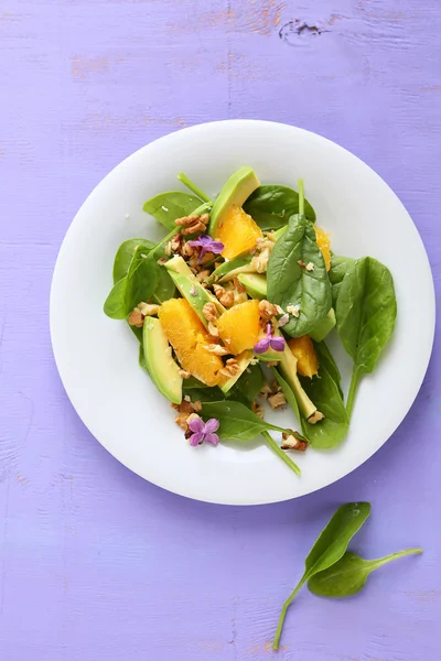 Ensalada ligera fresca con aguacate —  Fotos de Stock