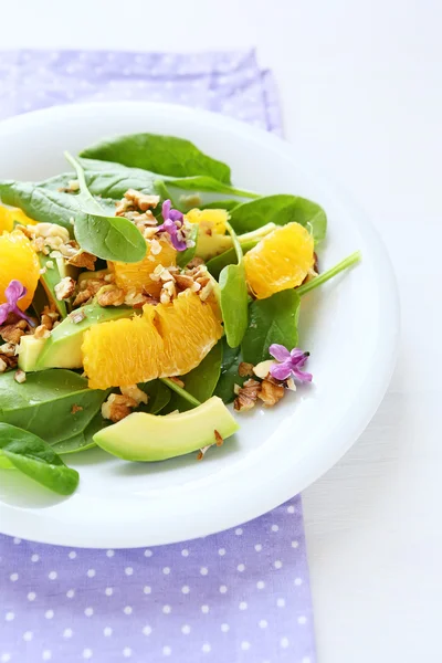 Portakal ve avokado ile sağlıklı salata — Stok fotoğraf