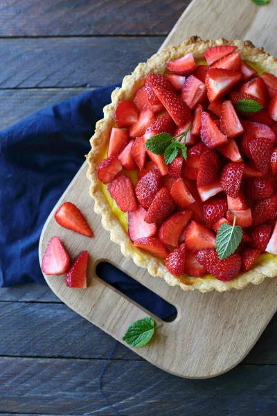 Kuchen mit Erdbeeren — Stockfoto