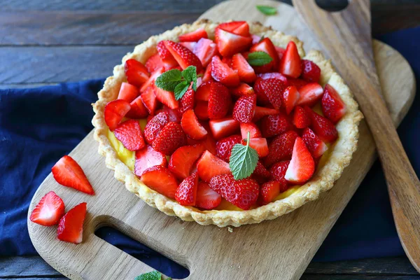 Torte mit Erdbeeren — Stockfoto