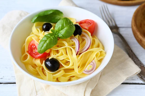 Pasta con tomates y aceitunas —  Fotos de Stock