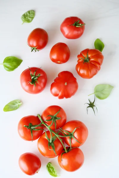 Färska tomater på vit trä bakgrund — Stockfoto