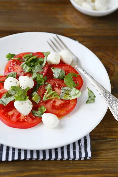 Салат со свежими помидорами — стоковое фото