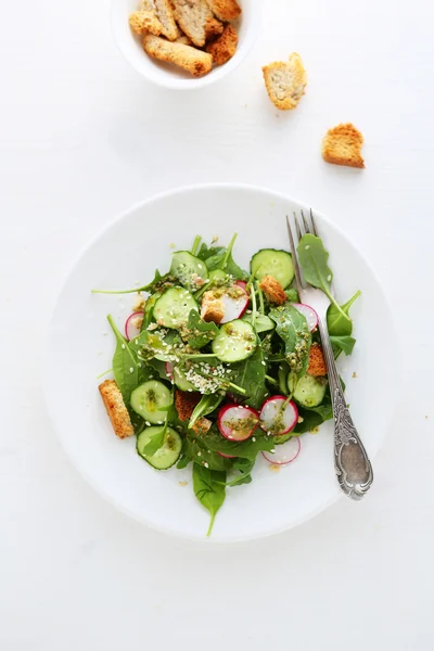 Salada com pepino e croutons, vista superior — Fotografia de Stock