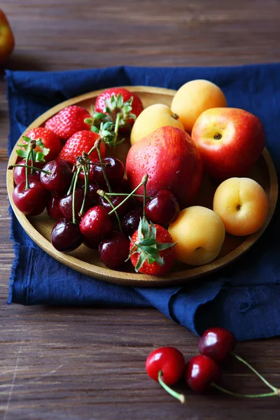 Conjunto de frutas y bayas frescas — Foto de Stock