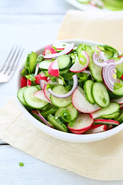 Křupavé letní zeleninový salát — Stock fotografie