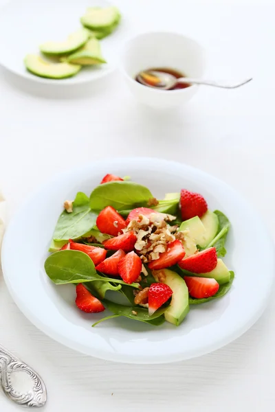 Salat mit Erdbeeren und Spinat — Stockfoto