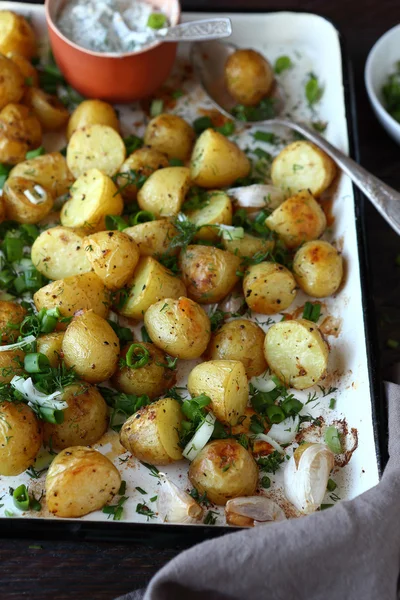 Baked potatoes with fresh herbs — Stock Photo, Image