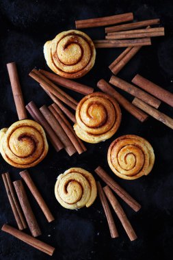 tatlı rulolar ve tarçın