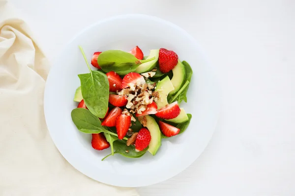 Salada de verão com morangos no prato — Fotografia de Stock