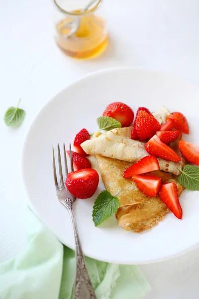 Crêpe mit Erdbeere und Honig — Stockfoto