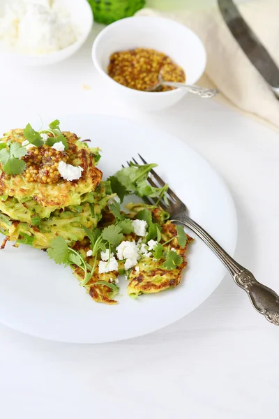 Panquecas de abobrinha com verduras e queijo — Fotografia de Stock