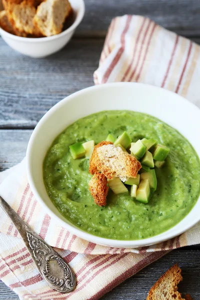 Avocado soep in kom — Stockfoto