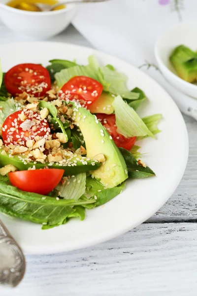 Ensalada fresca con rodajas de aguacate — Foto de Stock