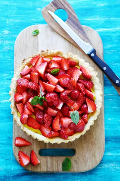 Taart met verse aardbeien op snijplank — Stockfoto