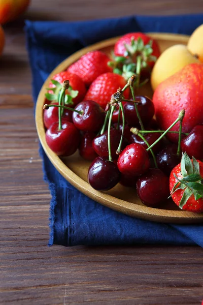 Cereza fresca y fresa —  Fotos de Stock