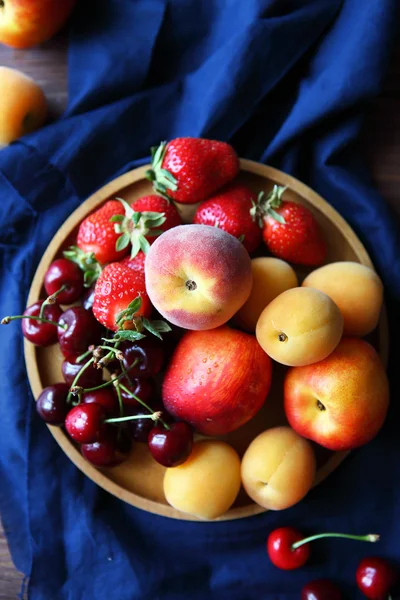 Melocotones y frutas frescas de cerca — Foto de Stock