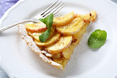 Lezzetli elmalı tart bir plaka üzerinde