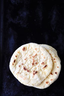 koyu arka plan üzerinde pide