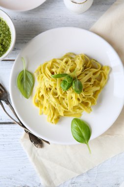 plaka üzerinde pesto makarna