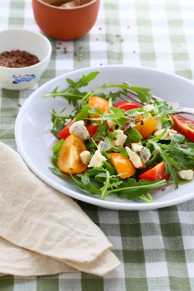 Салат с красными и желтыми помидорами — стоковое фото