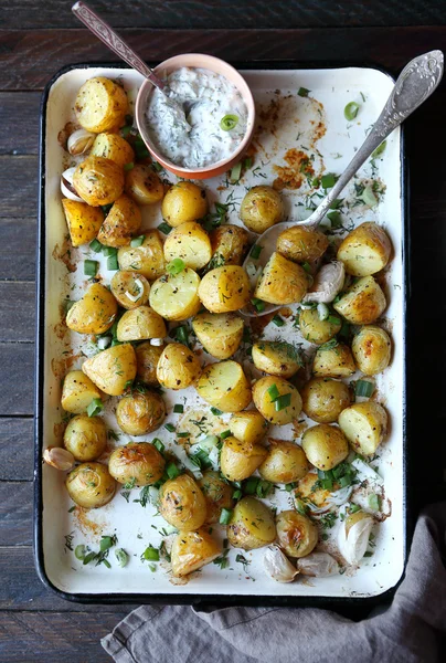 Baked young potatoes and chopped greens — Stock Photo, Image