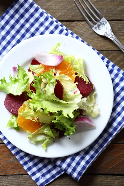 Ensalada crujiente con rebanada de remolacha — Foto de Stock