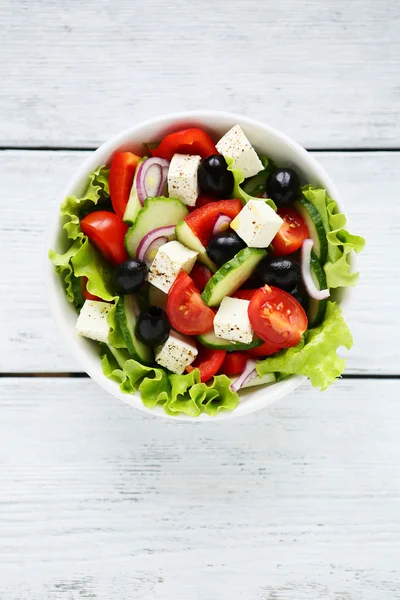 Vista superior de ensalada griega fresca en tazón blanco — Foto de Stock