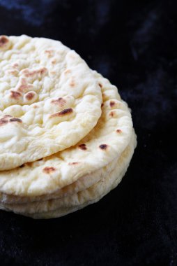 düz ekmek pişirme tepsisi üzerinde