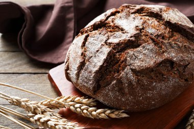 Bir kesme tahtası üzerinde bütün ekmek