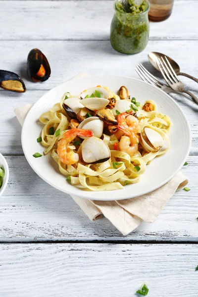 Pasta with shrimp and mussels — Stock Photo, Image