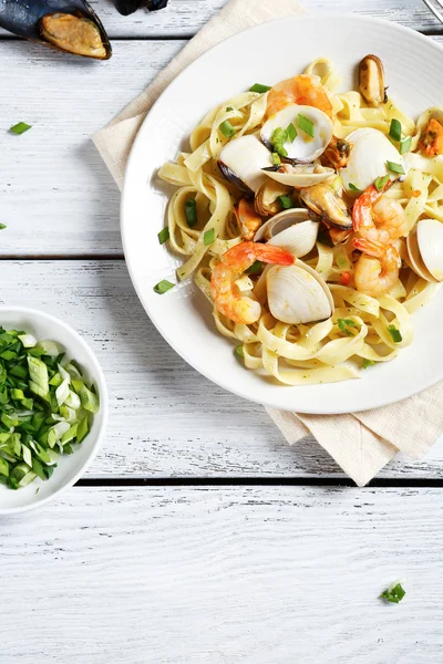 Italian pasta with mussels and shrimp — Stock Photo, Image