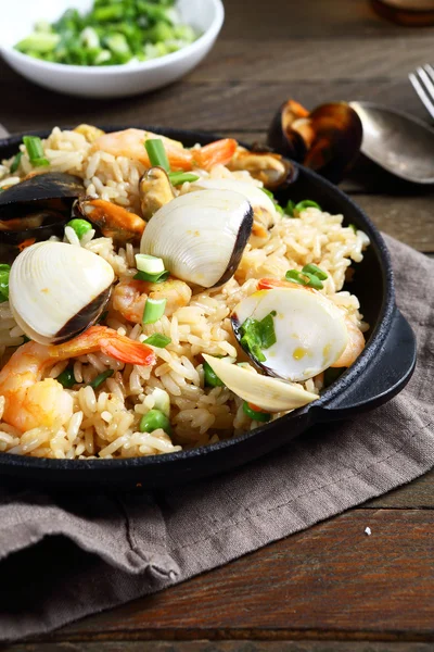 Arroz com camarão e mexilhões em uma frigideira — Fotografia de Stock